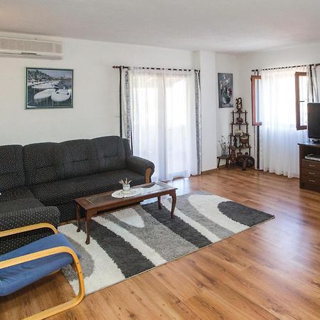 Nice Apartment In Splitska With Wifi Экстерьер фото